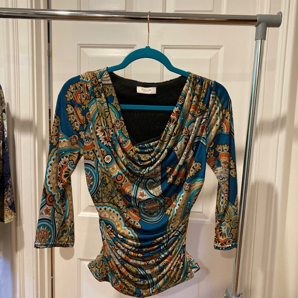 Paisley/floral print, side gathered, body con, stretchy top.  Size 6